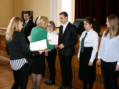 Fotografia: Jakub Lukowicz odbiera dyplom z rąk Pani Kurator Barbary Nowak